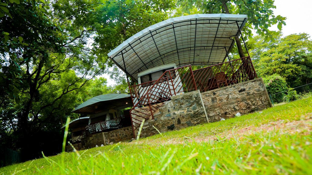 Malwathu Oya Caravan Park Bed & Breakfast Anuradhapura Bagian luar foto