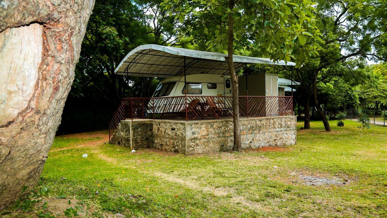 Malwathu Oya Caravan Park Bed & Breakfast Anuradhapura Bagian luar foto