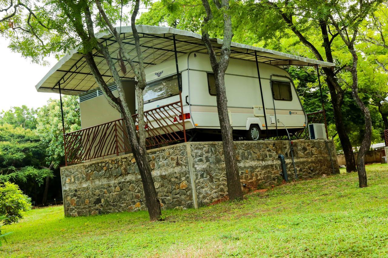 Malwathu Oya Caravan Park Bed & Breakfast Anuradhapura Bagian luar foto