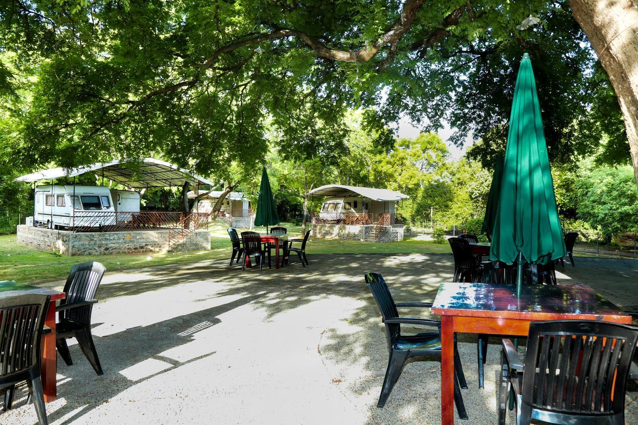 Malwathu Oya Caravan Park Bed & Breakfast Anuradhapura Bagian luar foto
