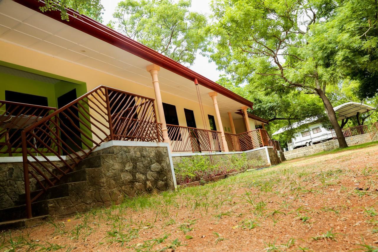 Malwathu Oya Caravan Park Bed & Breakfast Anuradhapura Bagian luar foto