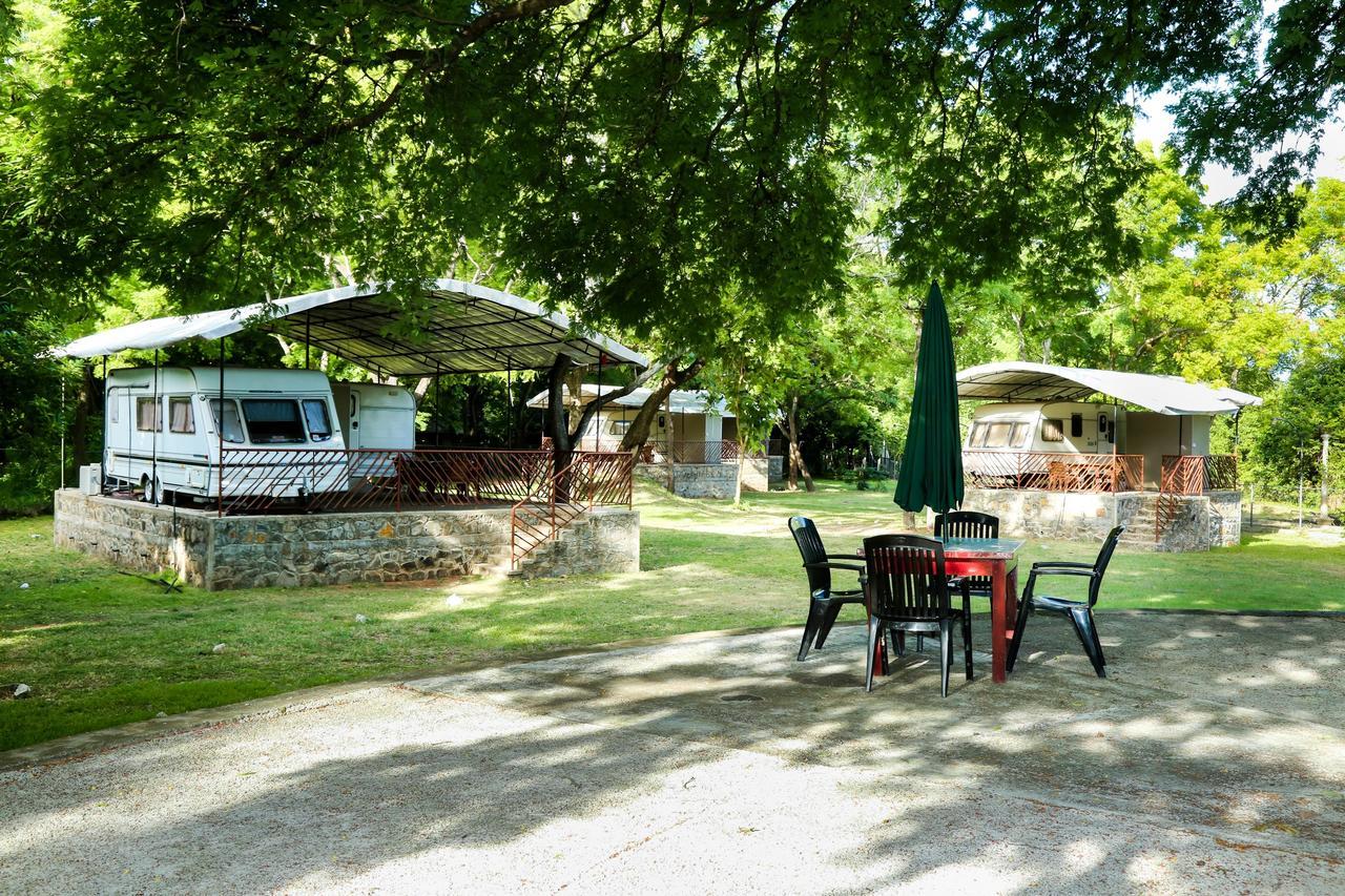 Malwathu Oya Caravan Park Bed & Breakfast Anuradhapura Bagian luar foto