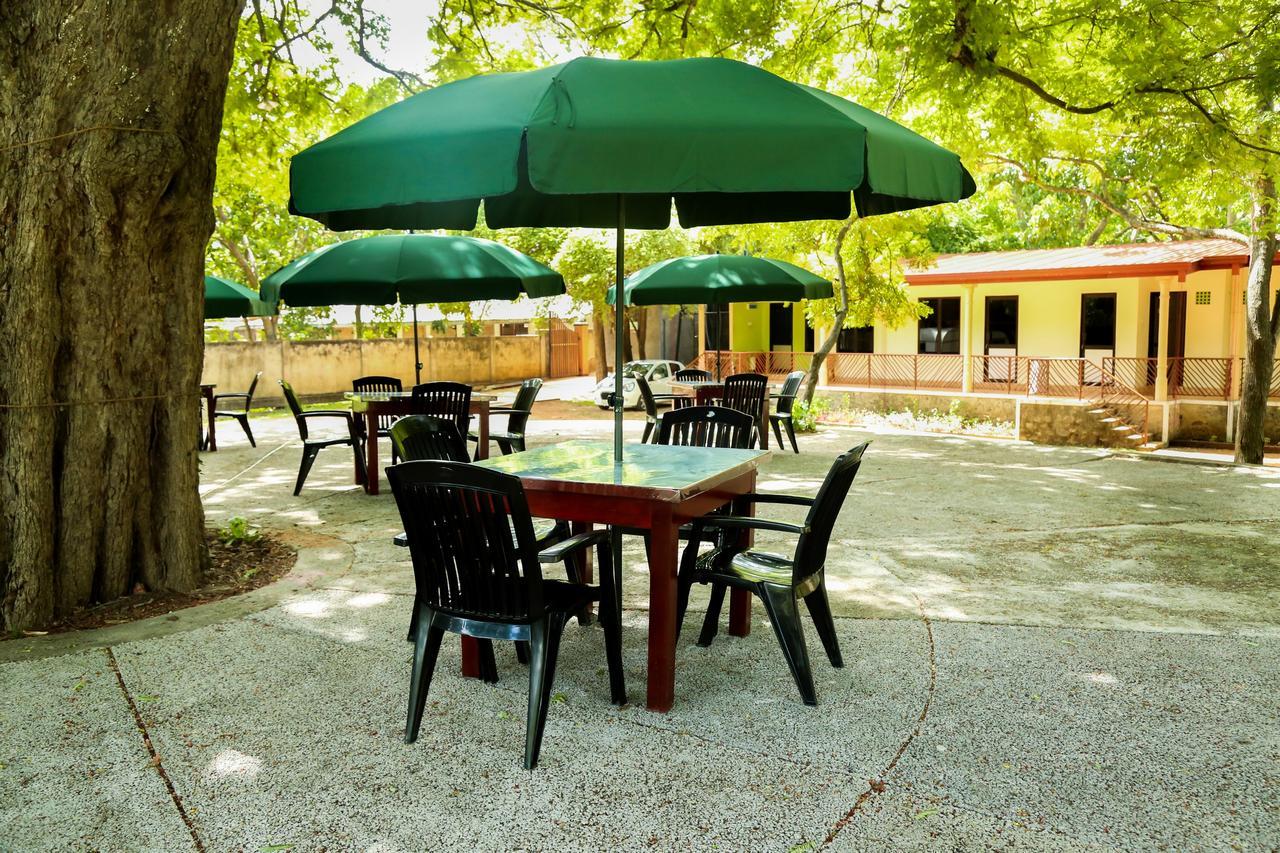 Malwathu Oya Caravan Park Bed & Breakfast Anuradhapura Bagian luar foto