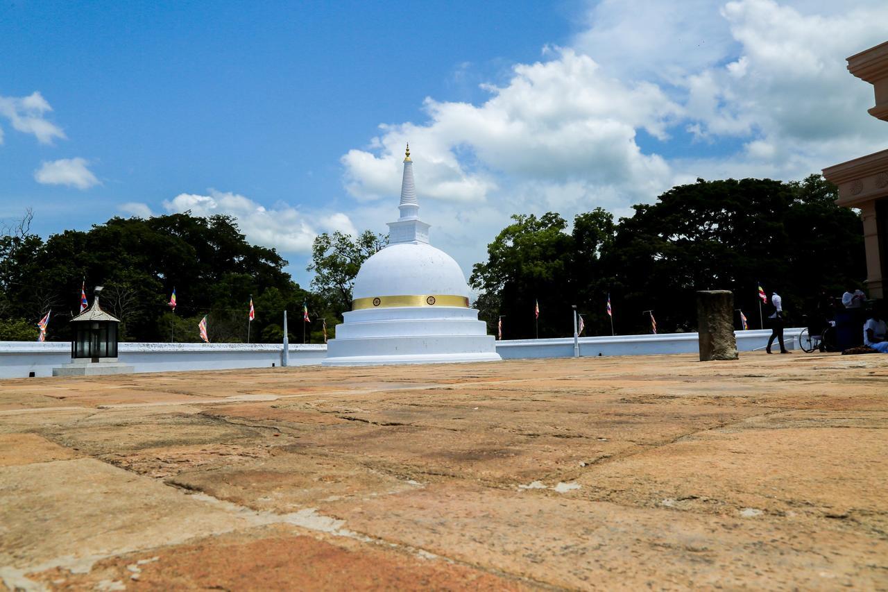 Malwathu Oya Caravan Park Bed & Breakfast Anuradhapura Bagian luar foto
